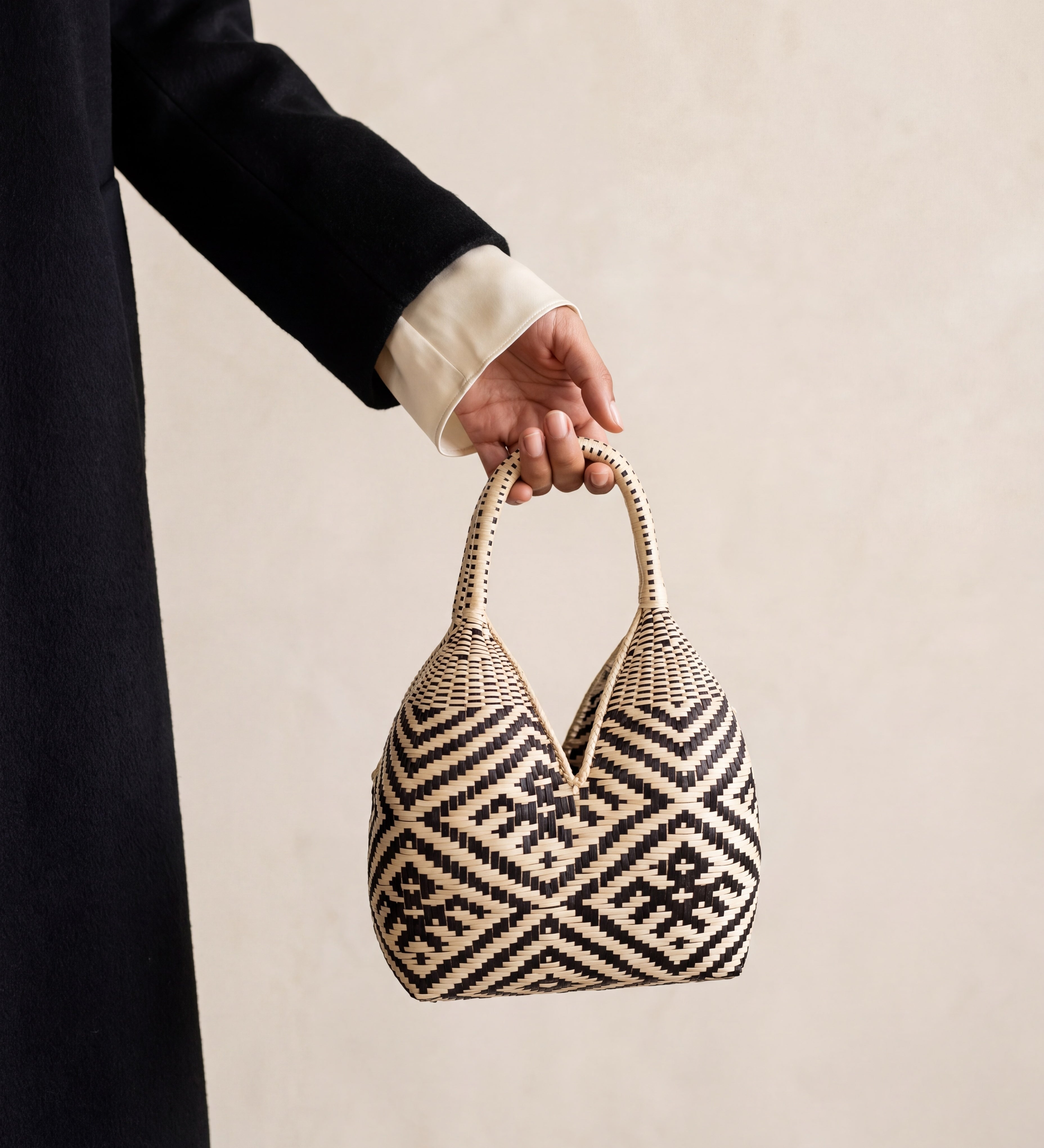Canastos Pajaros handwoven Colombian basket bag, held in hand