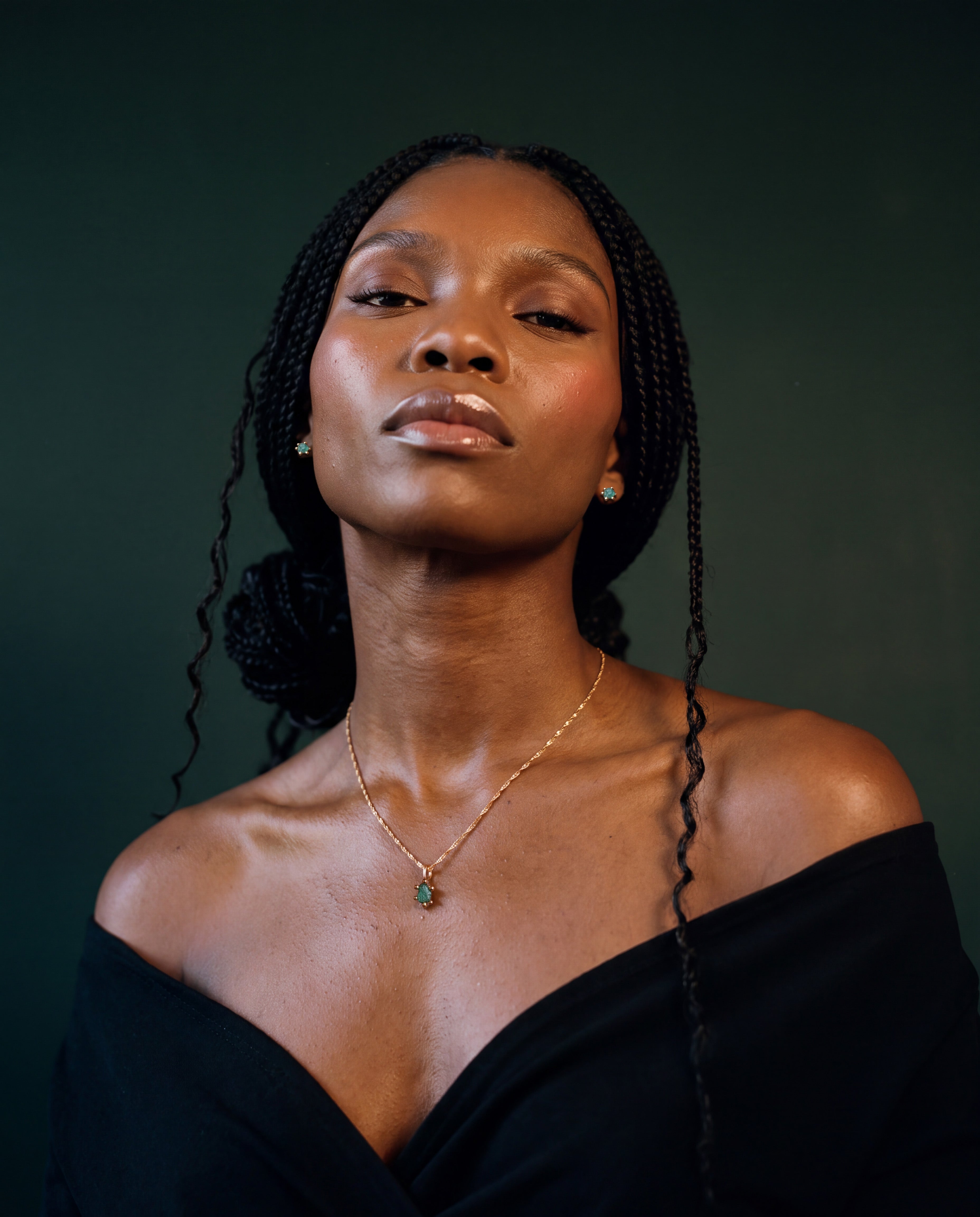 Raw emerald set worn, close up